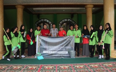 MA Al Mujahidin Samarinda Gelar Kegiatan Bersih-Bersih Rumah Ibadah dan Sedekah Alat Kebersihan
